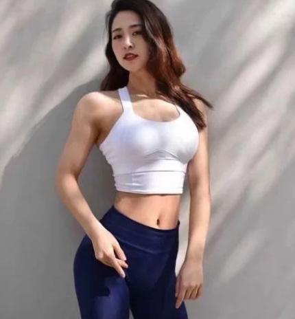 野性十足的小姐姐穿上紧身打底裤，秀出迷人小蛮腰，十分吸睛！