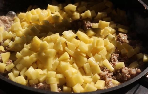  [牛肉]小吃怎么做？大叔家的牛肉咖喱角，酥脆可口，香气扑鼻，家人爱吃