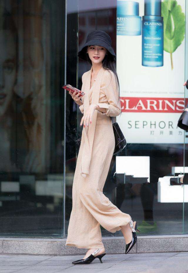 街拍: 美女美目流盼、淡雅脱俗, 完美身材尽显无疑!