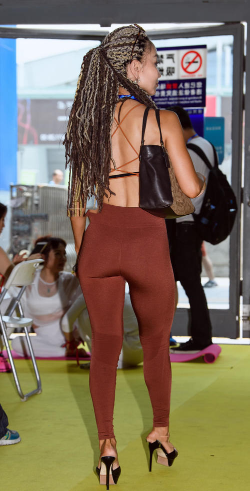 气质小姐姐紧身裤勾勒出平滑弧线，满满的一头毛线很有个性