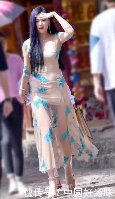 穿连衣裙的小姐姐，人美穿着又有品味，想不吸睛都难