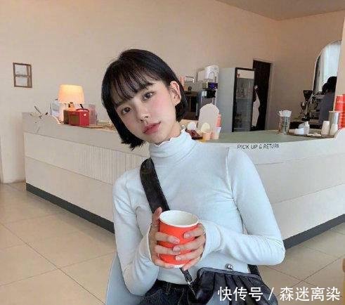 搭配一■短发小姐姐的日常穿搭,百搭西装外套和甜美碎花,打造今年最流行