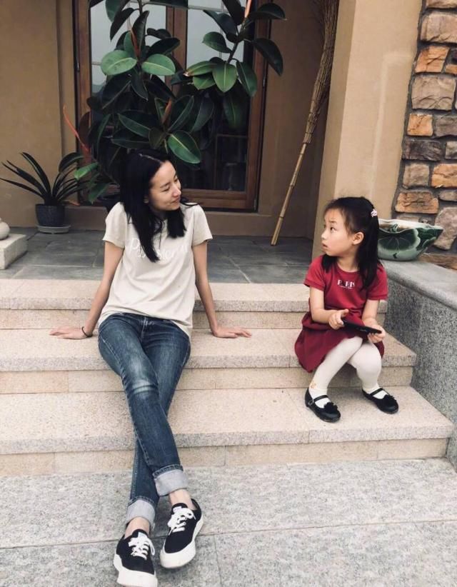 素颜晒照，随地而坐，这也就是董洁行，素颜都老可爱了