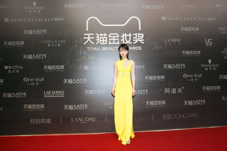 王子文穿黑色连衣裙优雅动人，暴露了一双大长腿，身高不止155