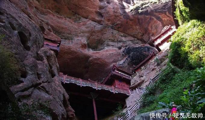 距今900多年的寺庙, 抵达只能坐船前往, 却仅依靠一根柱子支撑