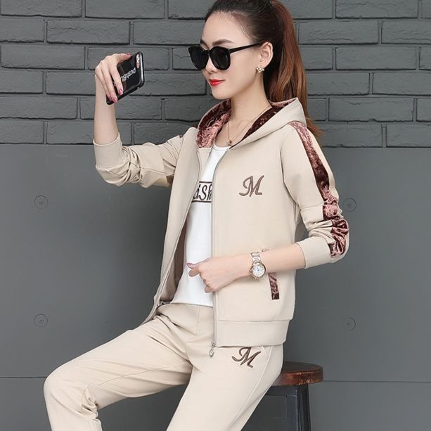 难怪老婆都不穿裙子了，原来今年这样的运动套装，比裙子还洋气