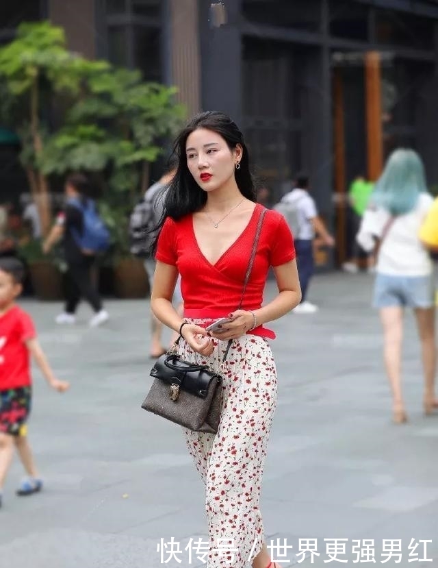 「走起」小姐姐一头的长发搭配高跟鞋,走起路十分飘逸,带着女神般的气息