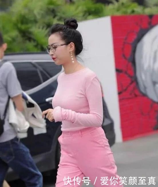 「美女」街拍:窈窕无双的美女,一件粉红色的连衣裙,时尚魅力大方气质