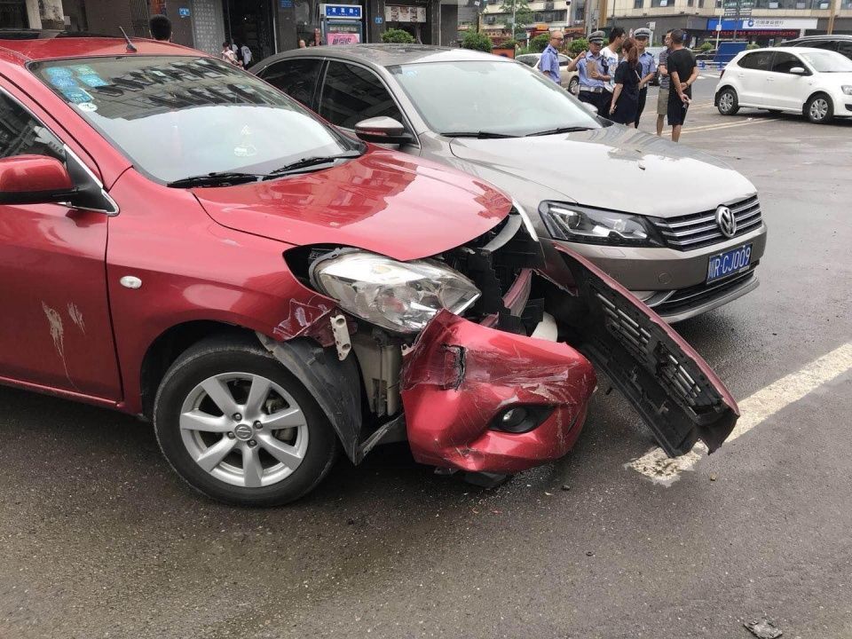 四川南充:消防通道被阻塞,消防车撞开违停小车