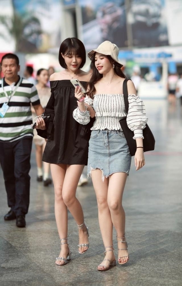  气质|路人街拍，靓女搭配墨绿色的抹胸连衣裙，看上去十分的时尚