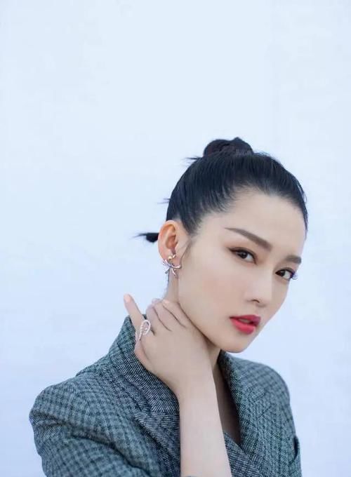  发际：发际线高也可以很美，选对发型是关键，看看你有没有'踩雷'