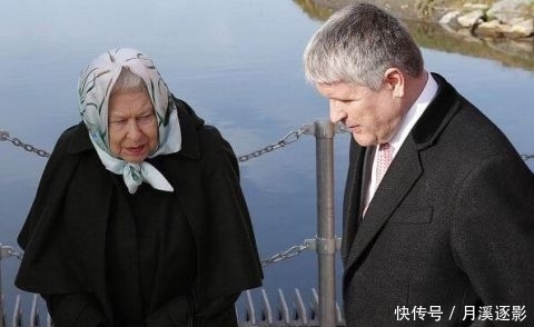  「工作」93岁英国女王这次把人可爱到了！穿这么肥大的斗篷？头巾太美了