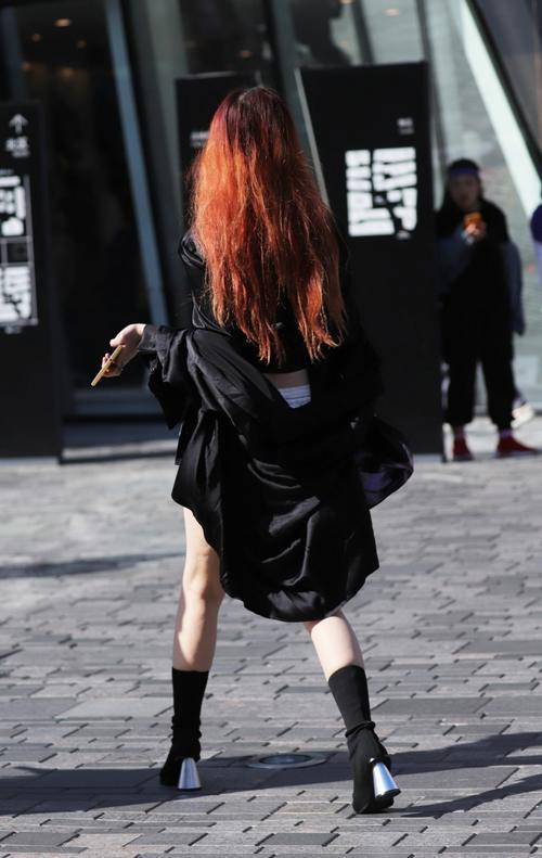 街拍:看惯了形形色色的美女，今天换种风格，一起欣赏下她们的背