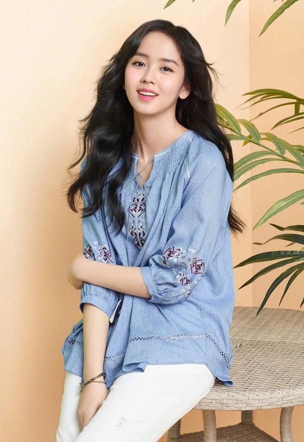 她8岁出道，13岁就获奖无数，气质甜美到齁！