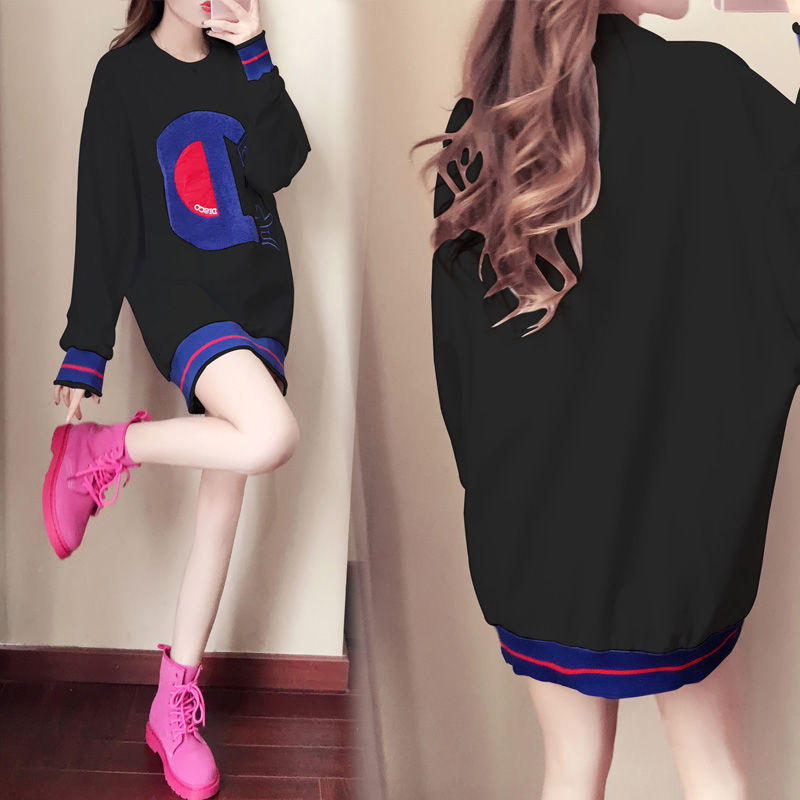 女人再漂亮，少穿裙子配打底裤，现流行“卫衣裙”，配短裤美到翻