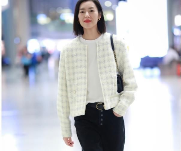  「穿搭」爱说笑“大表姐”刘雯，乳白色外套搭配老爸裤，漂亮又显年轻