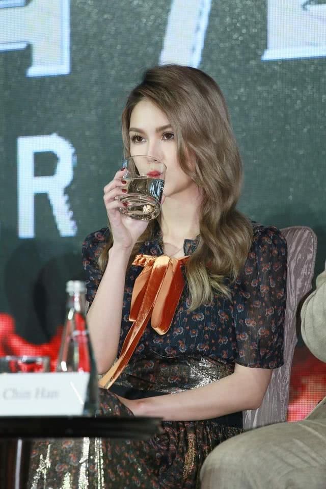 昆凌现身活动，这是真人版洋娃娃?网友:这才是逆生长吧!