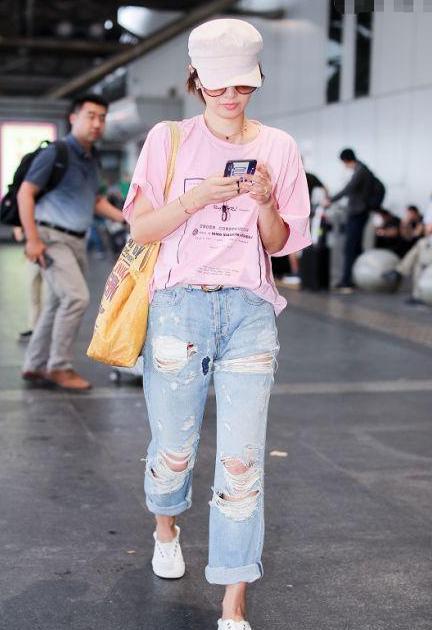 马伊琍终于少女了一回！穿“乞丐裤”潮出新高度，粉嫩T恤太减龄