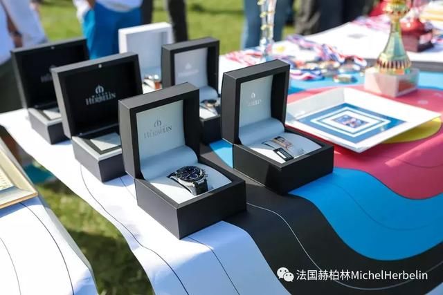 蓝色已经成为腕表的主色调