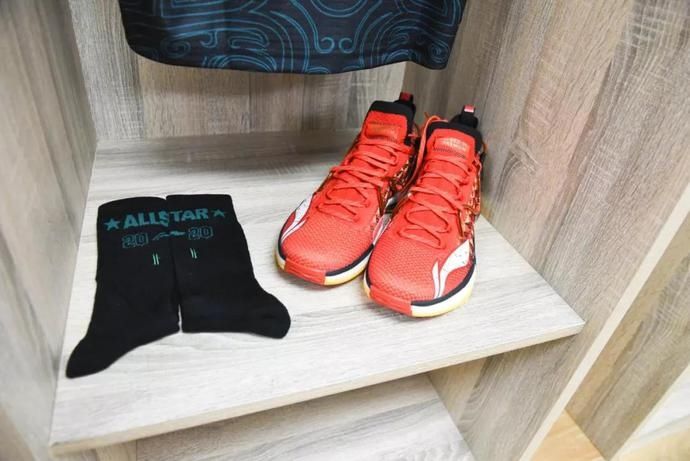 郭艾伦cba全明星球鞋