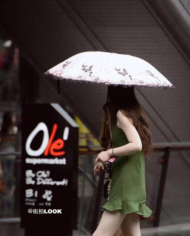 街拍 四川美女路人街拍, 吊带搭配破洞牛仔裤很清爽有女人味，这