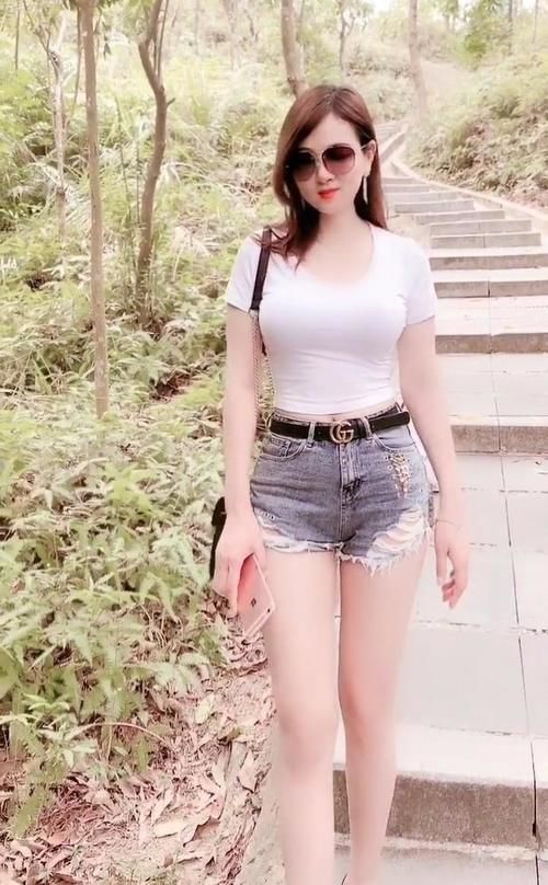  #个性#简单时尚的牛仔裤, 尽显青春个性