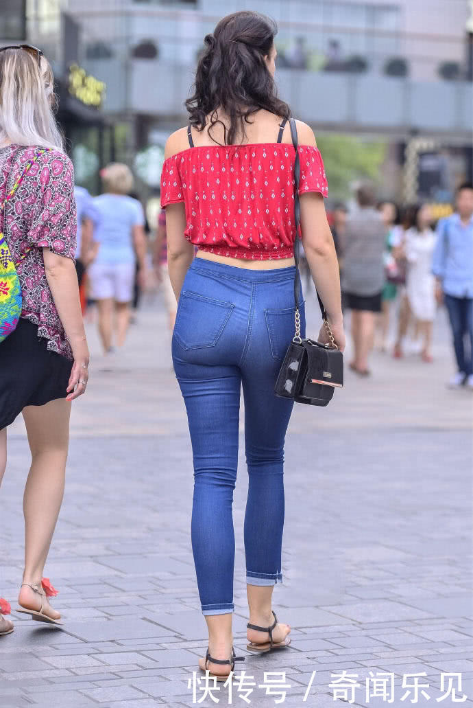 『 服饰』裤型很重要，街拍：身材微胖的女孩如何穿衣搭配