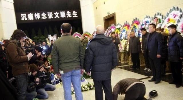  「相声界」德云社创始人之一，死后被供奉在德云社后台，曾患癌为郭德纲出头