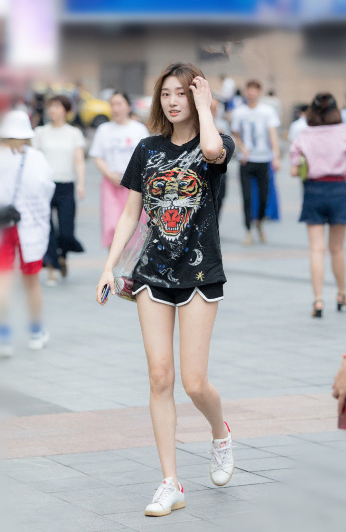 重庆街拍，简洁又百搭的搭配，更能绽放时尚的魅力!