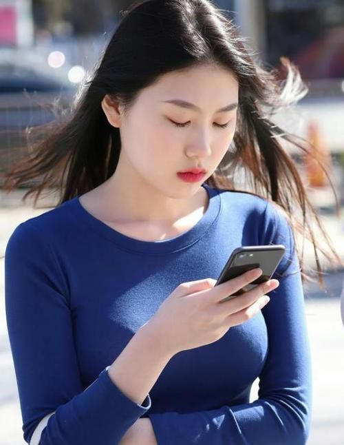  「短袖」街拍：雪肤花貌的美女，一件红色短袖配黑色短裙，时尚清爽靓丽范