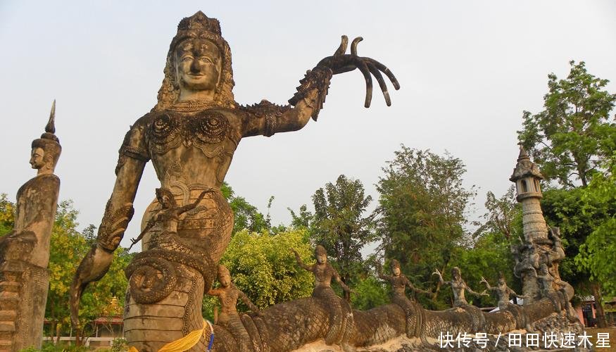 一座叫“鬼窟”公园,布满了数百尊形态诡异,造型夸张的神像