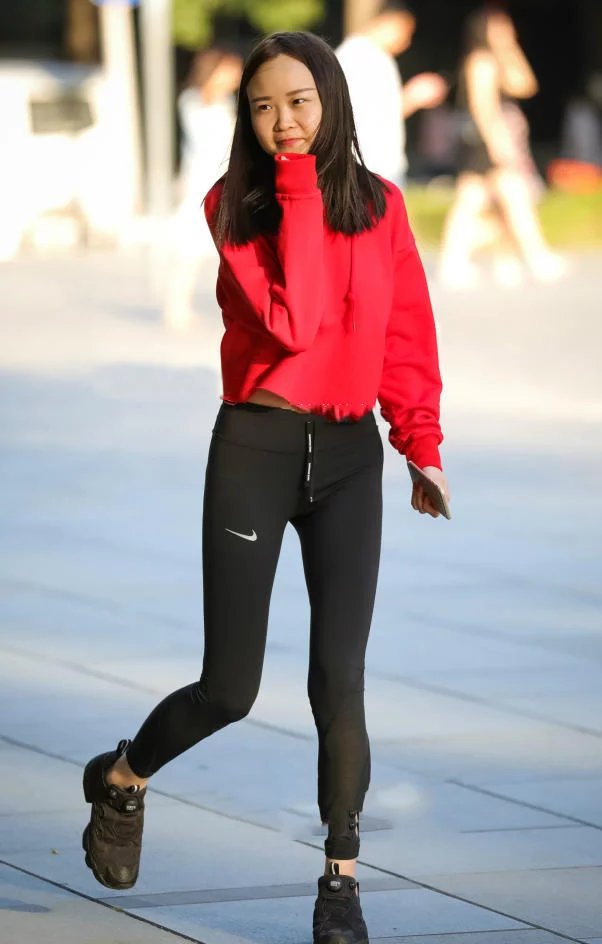 时尚M小姐姐M黑色紧身裤秀出一双修长的美腿，少许的婴儿肥很是吸