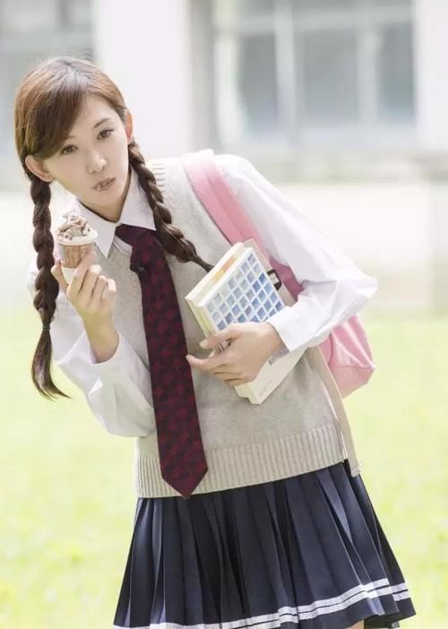  『扎发』女生不想发际线越来越高，扎发时注意这“3点”，现在改还来得及