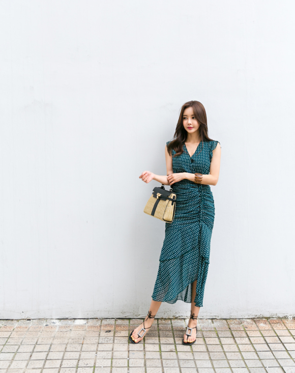 女神孙允珠，青花磨砂苔痕冰水晶玛瑙长裙