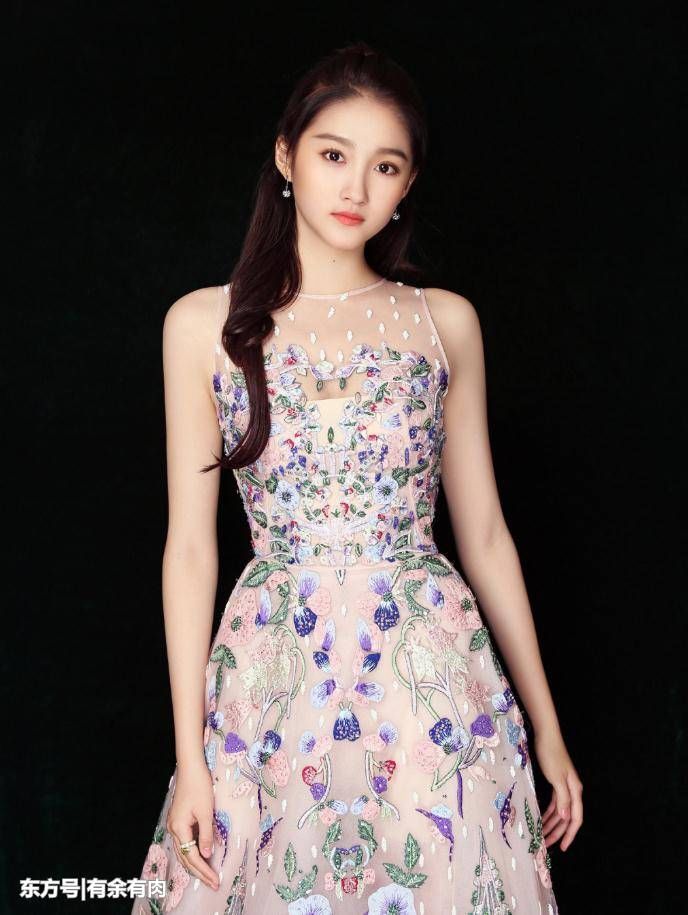 鹿晗女友关晓彤身穿刺绣碎花裙，镜头前表情显得呆滞，影响美感!