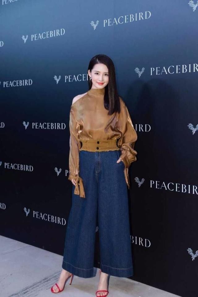 李沁秀新时尚技巧，夏天T恤配针织衫，网友：要时尚就要不怕热！