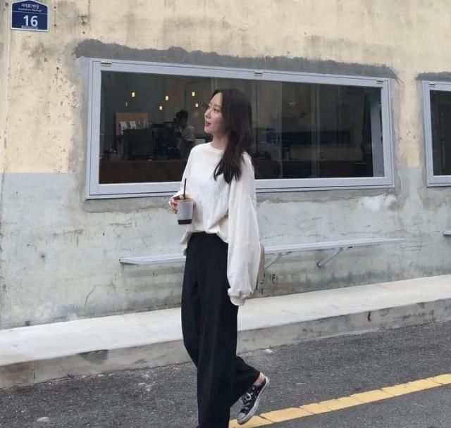  #一大#穿阔腿裤怎么上厕所？这一大难题终于得到了解决！