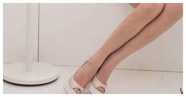 时尚的尖头细跟，营造出一种优雅气质的名人气质，触感细腻柔滑