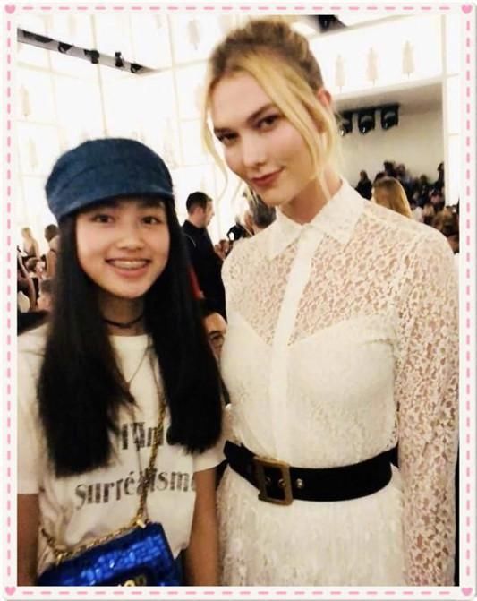 任达华13岁女儿出席时装周，大长腿堪比超模，网友直呼：基因强大