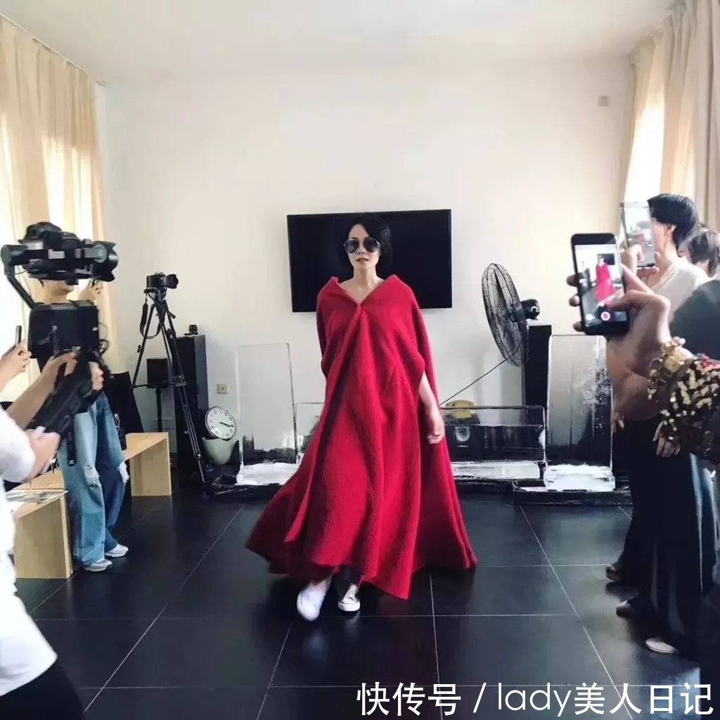 唐嫣一双帆布鞋330天天穿，天后王菲照样不怂，直接穿它上综艺