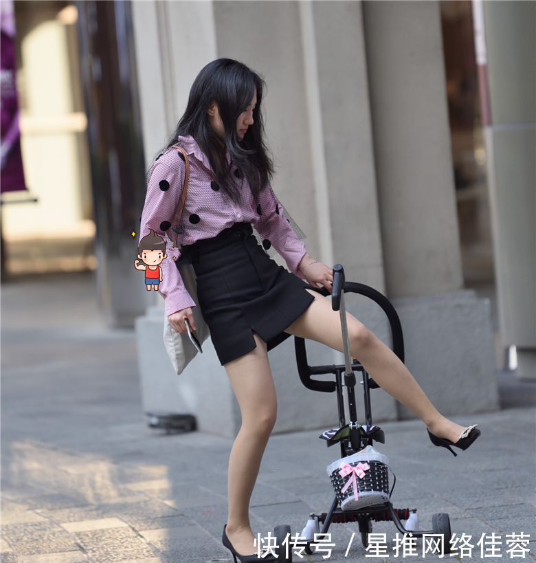 辣妈■街拍:辣妈刚买一个儿童车,自己拿来骑了?