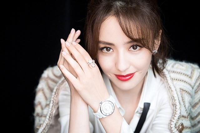 佟丽娅穿6万多外套气场实在强，没想到96年张艺上竟丝毫不输气质