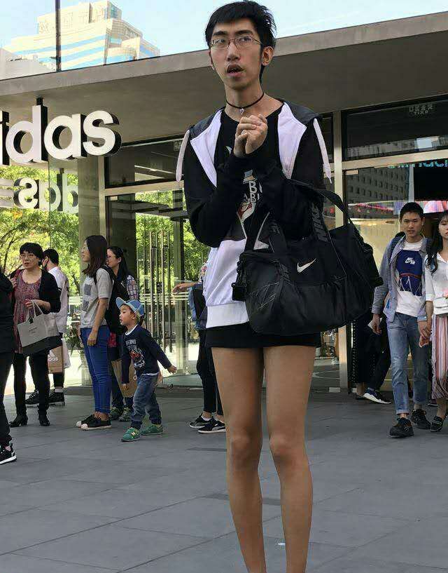 盘点男子奇葩着装潮到辣眼睛，躲在角落的我看得瑟瑟发抖