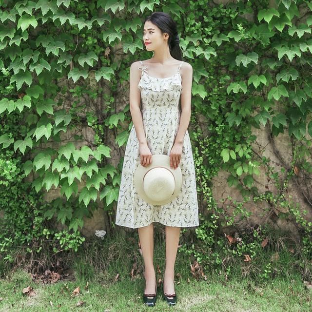 吊带连衣裙穿在你身上，女生立马变女神，回头率百分百!