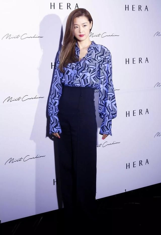 热巴长腿穿宽肩带短裙不给人活路，全智贤大佬的衬衫不好惹！