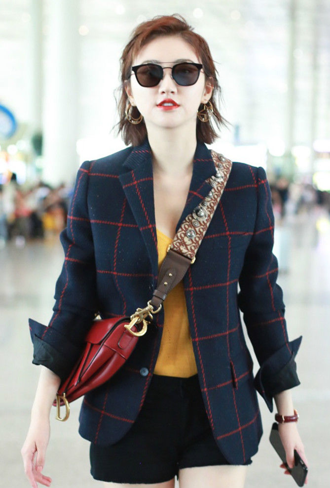 景甜顶着炸毛短发着低胸装出镜 烈焰红唇秀美腿御姐范十足