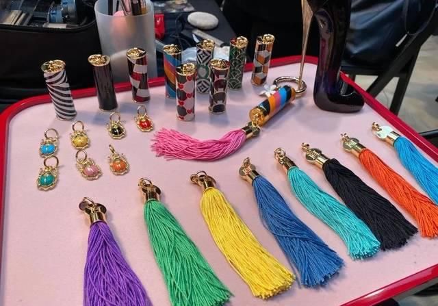 铺天盖地@奢侈品包包结局battle卖唇膏,hermes、周仰杰.....该买哪一支?