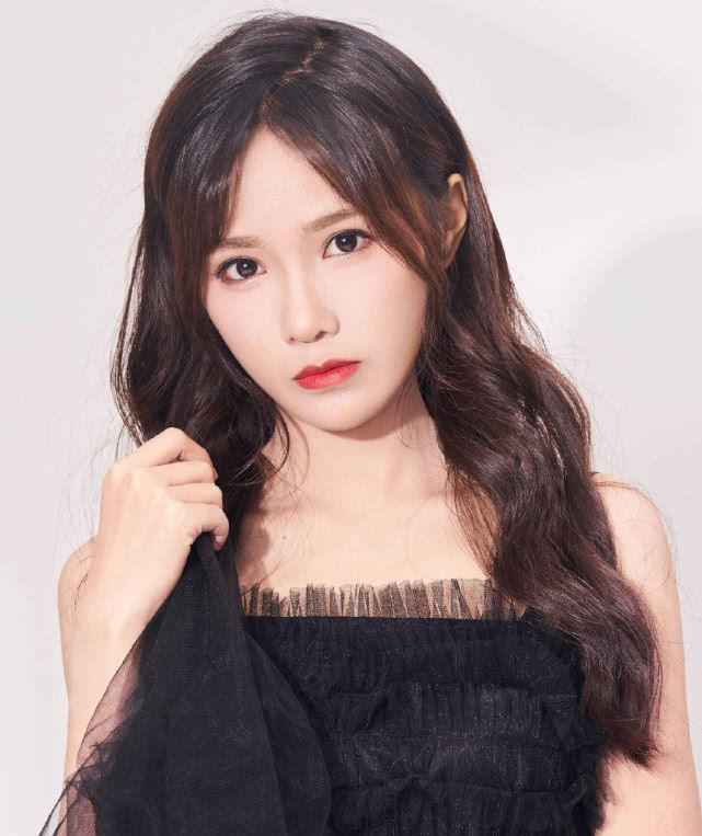  美女：鞠婧祎之后, SNH48又有位“四万年美女”, 颜值差距一目了然