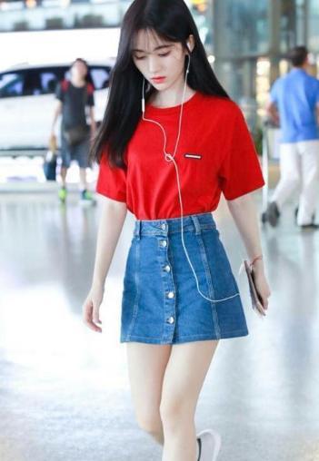 159鞠婧祎和173关晓彤同穿短裙，网友：老天爷真不公平！