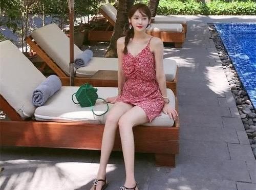 一条印花裙让她的气质得到质一般的提升，整个人都散发出迷人气息